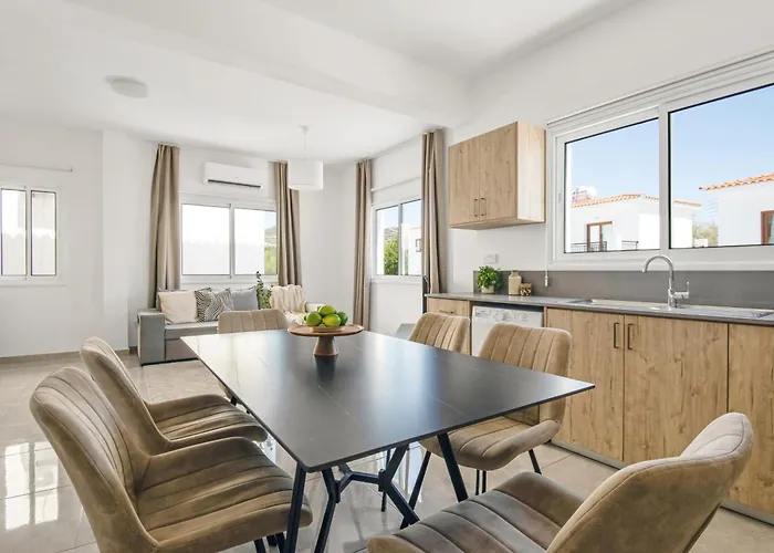 Sanders White Mountains Pool Вилла Пафос