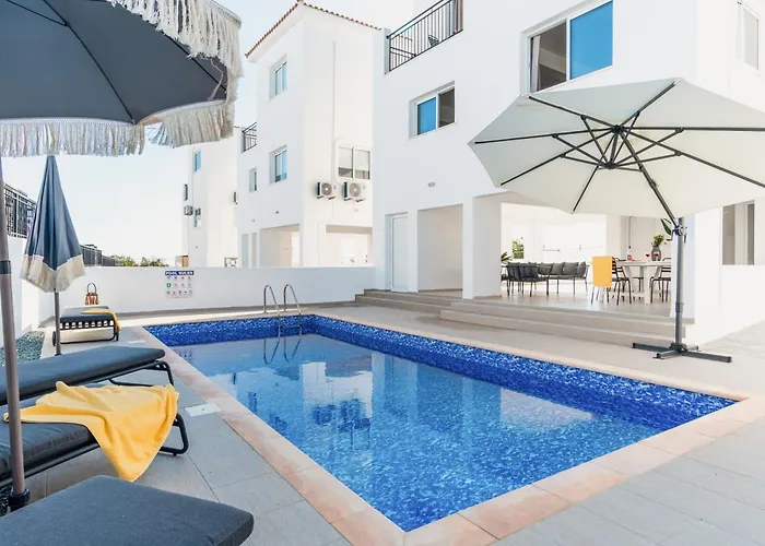 Sanders White Mountains Pool * Paphos