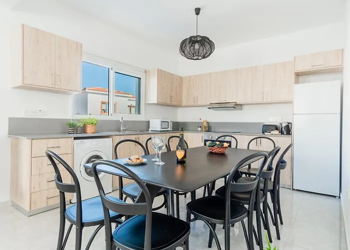 Sanders White Mountains Pool *