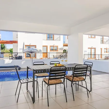 Sanders White Mountains Pool 파포스