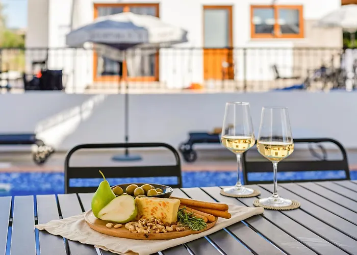 Sanders White Mountains Pool * 파포스