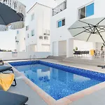 Sanders White Mountains Pool * Pafos